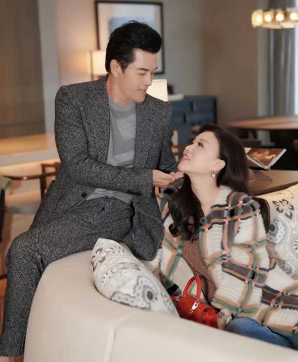 吕良伟三个老婆都是谁?小15岁娇妻渔网袜太撩人