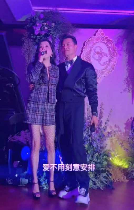 吕良伟三个老婆都是谁?小15岁娇妻渔网袜太撩人