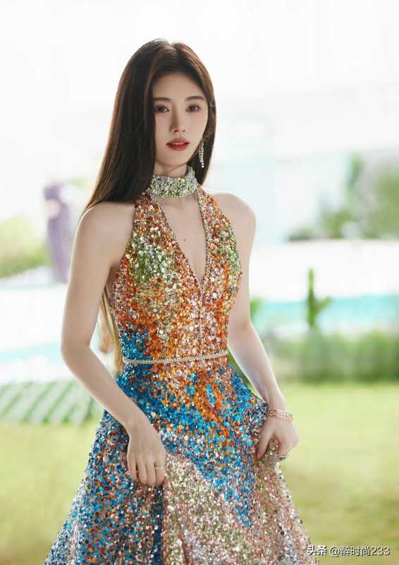鞠婧祎最漂亮的照片：亮片长裙造型