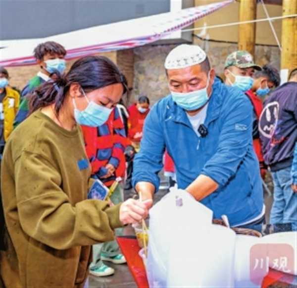 泸定地震送出上千碗面的拉面哥去世