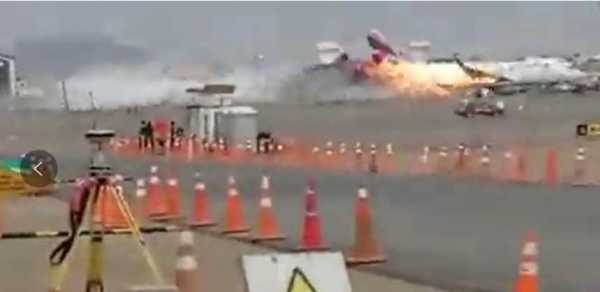 秘鲁客机起飞时与地面车辆相撞致2死