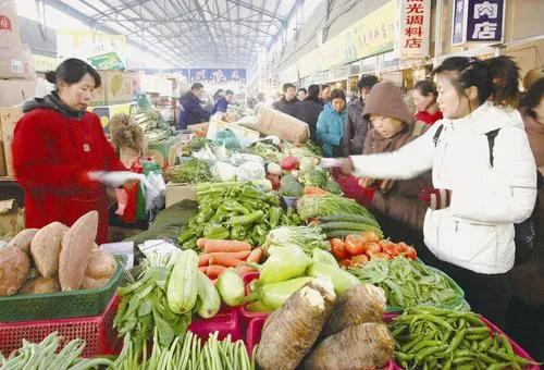 河南农民称菜烂地里降价70%卖不掉