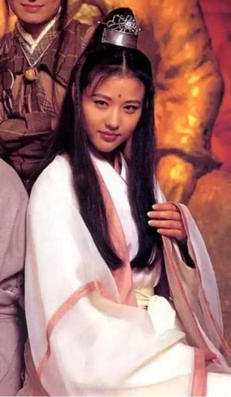 吕良伟三个老婆都是谁?小15岁娇妻渔网袜太撩人