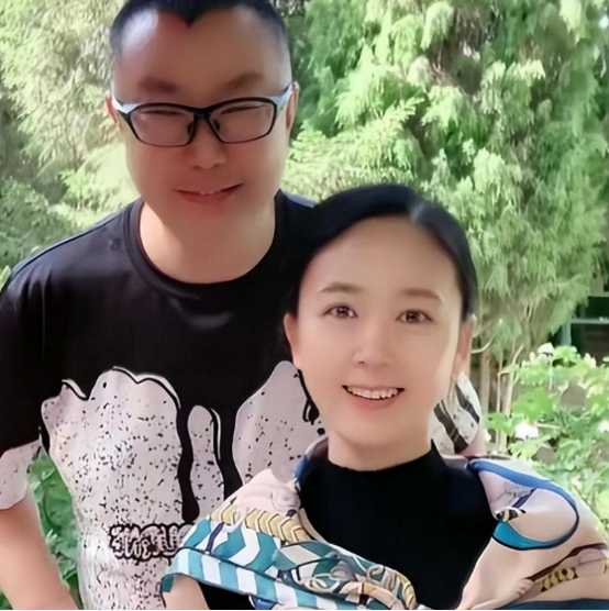 歌手尹相杰现状:现身好友聚会,小16岁娇妻出镜