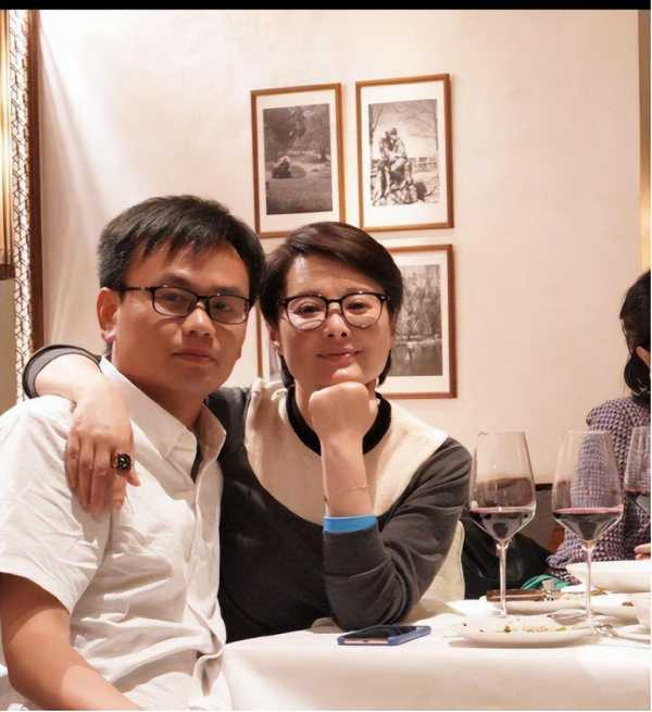 袁立为什么不演戏了?现身路边摊大口嗦粉