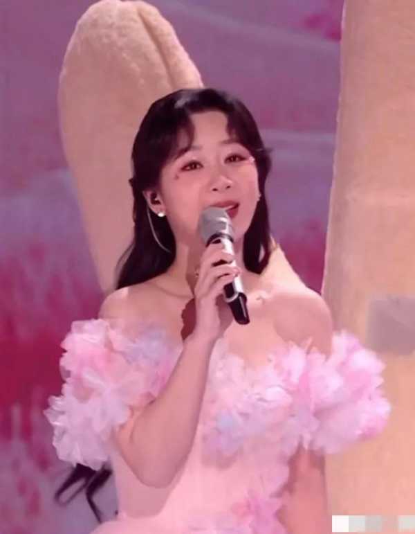 古力娜扎跨年晚会跳舞!许嵩300秒16首歌