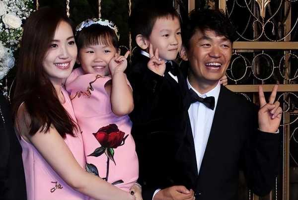 马蓉带儿女逛书店被偶遇!王宝强儿子高颜值出镜