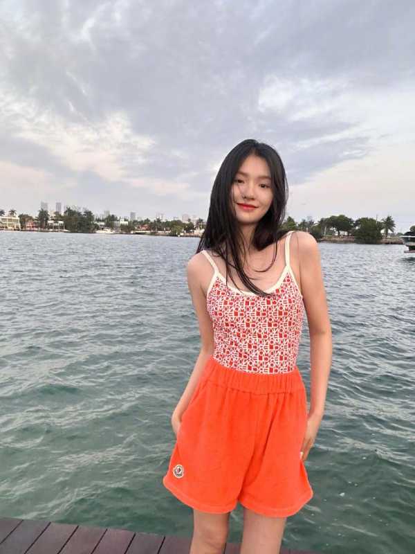 泫雅林允合影,林允罕见与泫雅同框比美