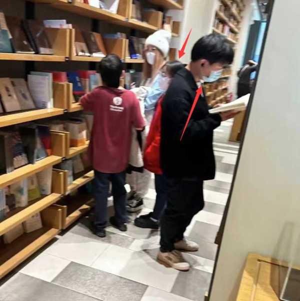 马蓉带儿女逛书店被偶遇!王宝强儿子高颜值出镜