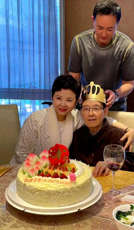 1岁董文华罕见露面!2023董文华如今状况"