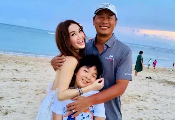 023温碧霞现身内地捞金!不穿内衣意外走光"