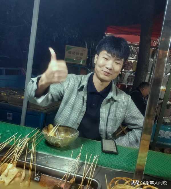 美食博主杰克辣条虐猫!绑树上用钳子夹猫爪