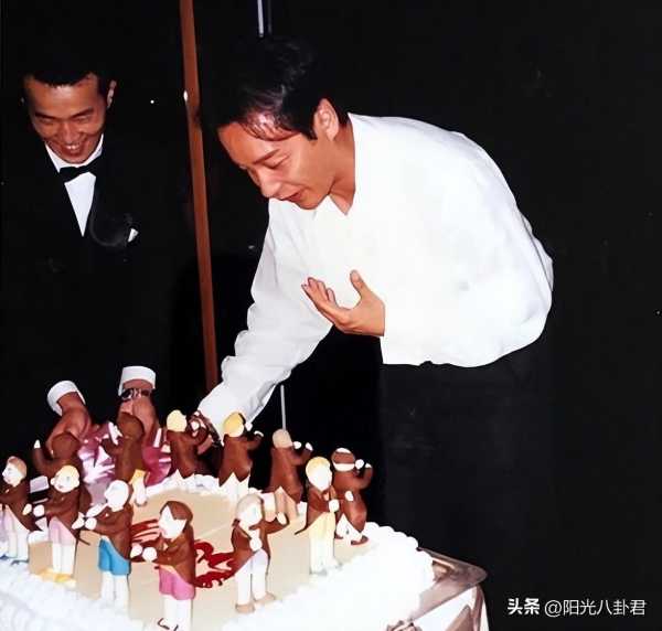 唐鹤德是1还是0?唐鹤德晒照悼念张国荣