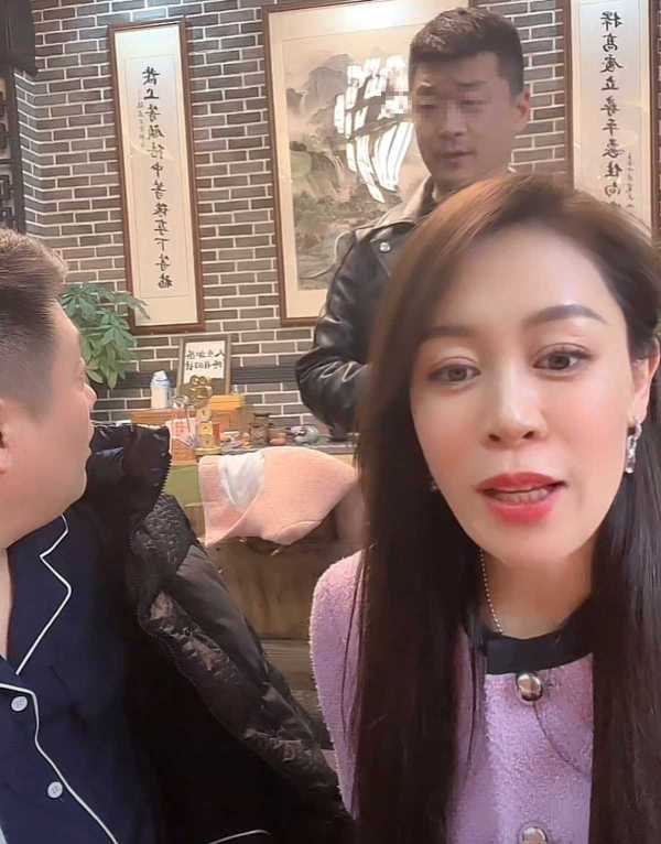 宋晓峰老婆杨晓茹多大了?同框直播!夫妻恩爱