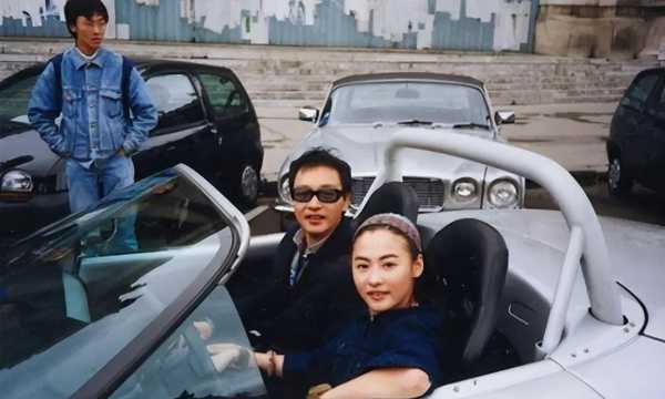 粉丝在文华酒店前悼念张国荣!为何偏爱张国荣