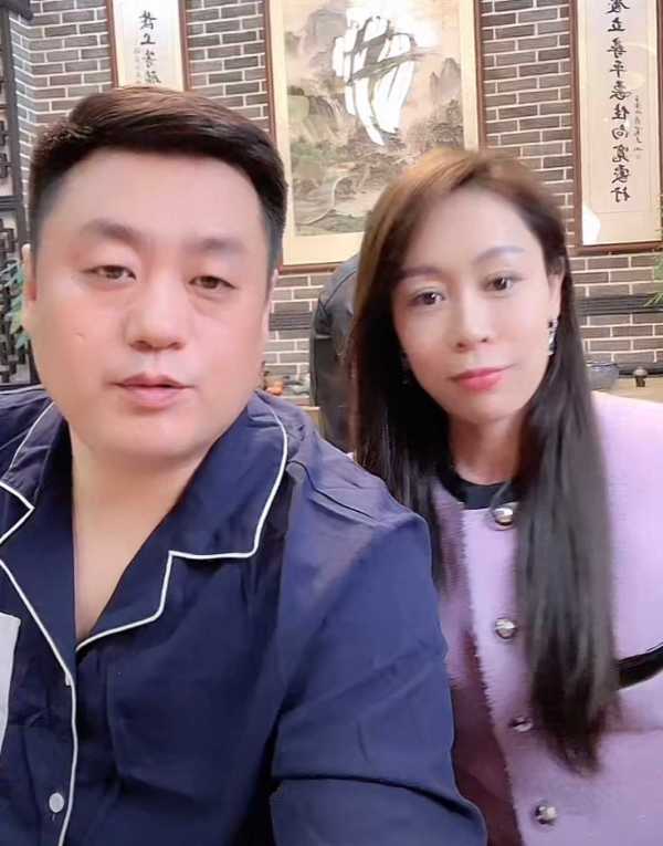 宋晓峰老婆杨晓茹多大了?同框直播!夫妻恩爱