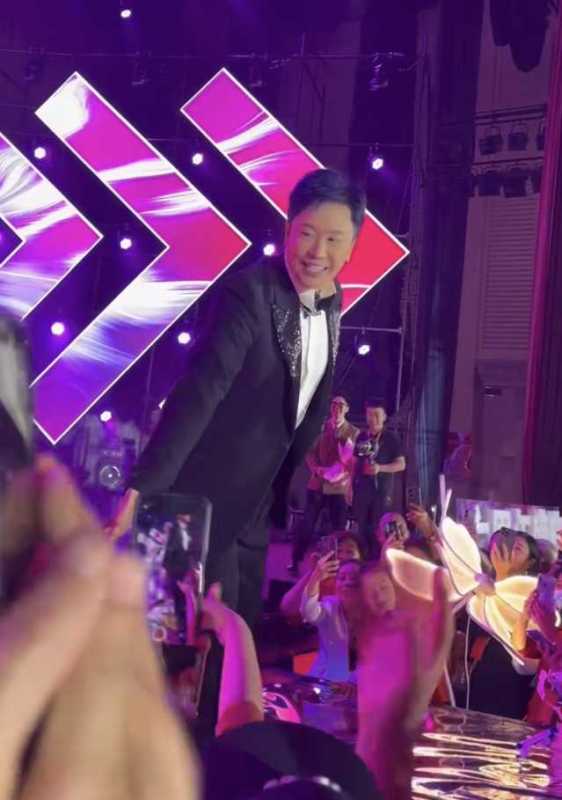 023温碧霞现身内地捞金!不穿内衣意外走光"