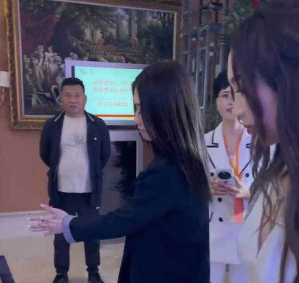 023温碧霞现身内地捞金!不穿内衣意外走光"