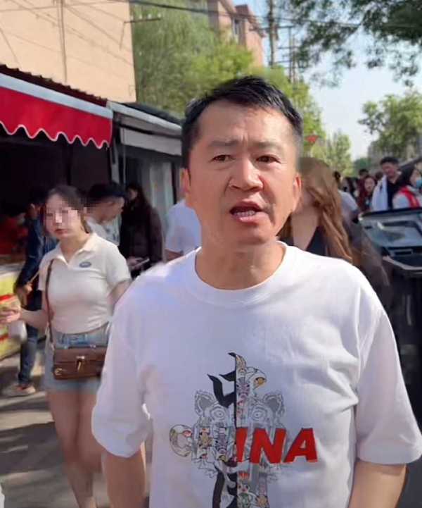 李嘉明属于几线明星?现身淄博八大局街头