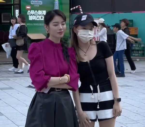 仿妍珍的大姑姐游韩国被围观