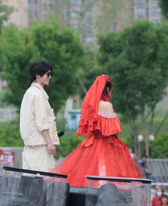 华晨宇为什么会出名?演唱会抽到穿红色婚纱的粉丝
