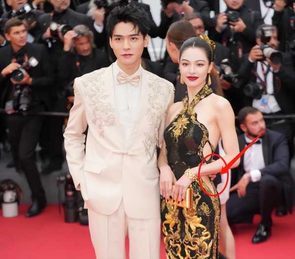 钟楚曦戛纳红毯东方美人!黑金镂空旗袍亮相