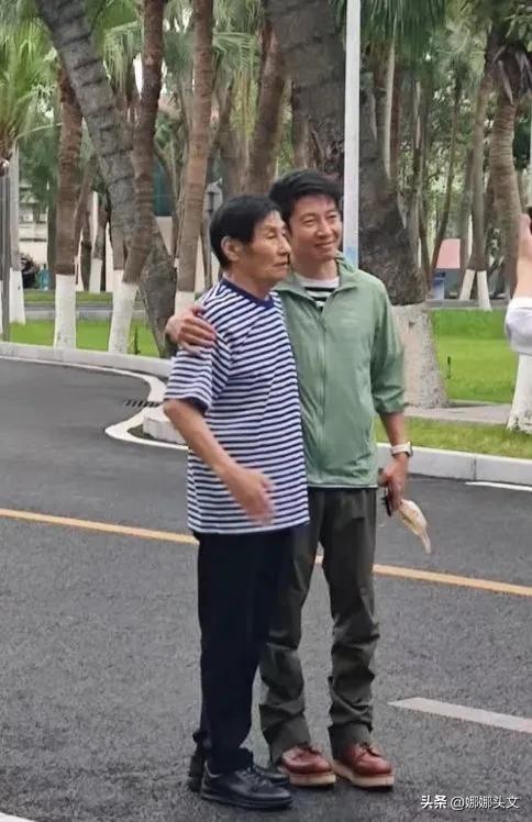 撒贝宁近况最新消息!2023和爸爸在老家被偶遇
