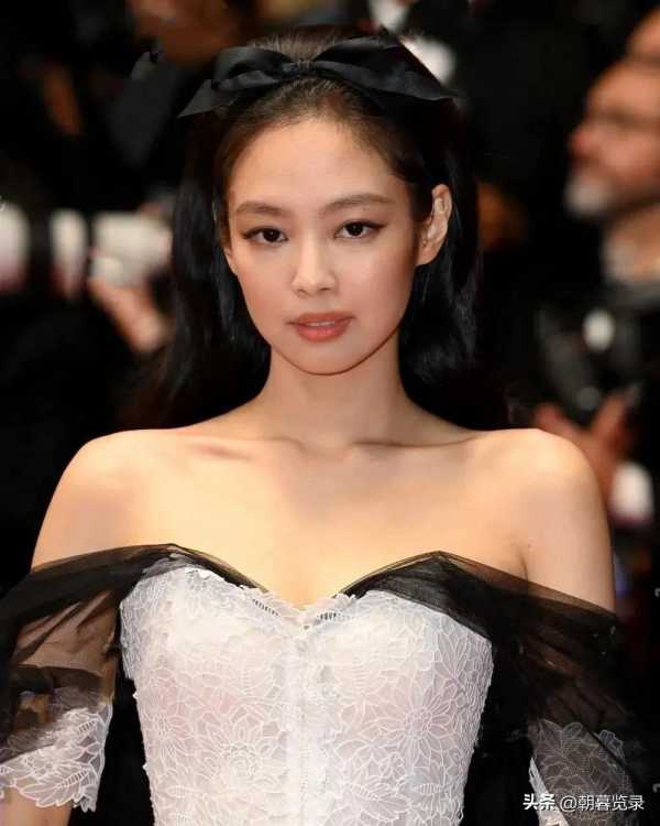 Jennie亮相戛纳红毯!2023与戳爷同框合影