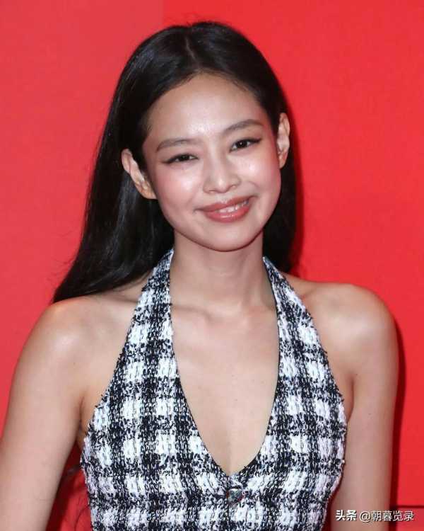 Jennie亮相戛纳红毯!2023与戳爷同框合影