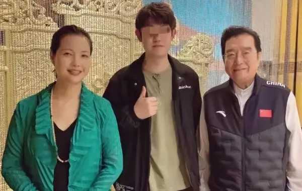 李双江之子现状!2023出狱后晒全家福