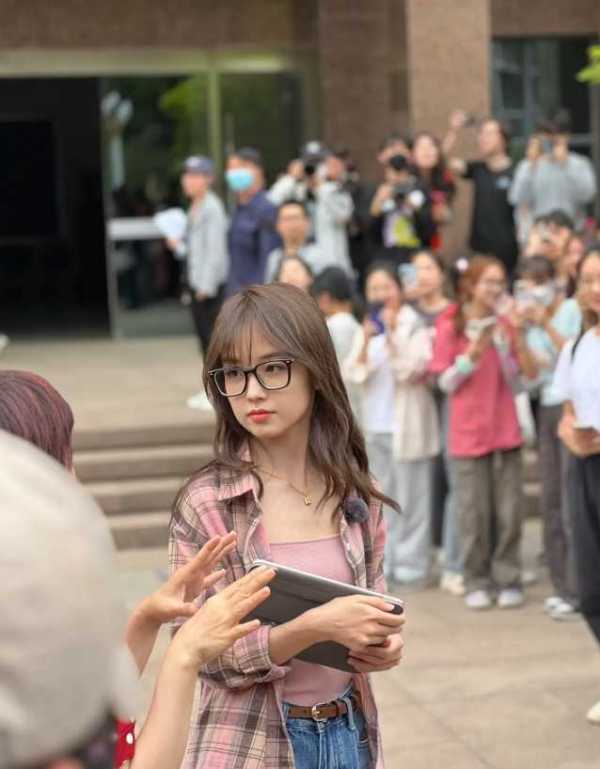 王冰冰现身中传引围观!王冰冰现身中国传媒大学