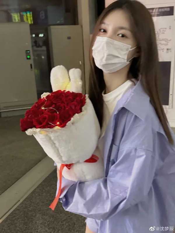 023沈梦辰晒杜海涛520送花照!恩爱指数拉满"