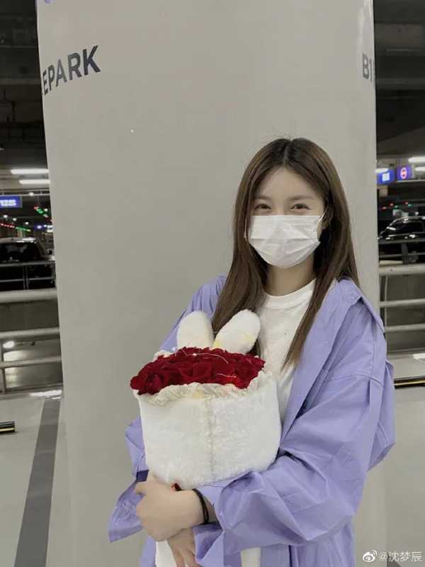 023沈梦辰晒杜海涛520送花照!恩爱指数拉满"