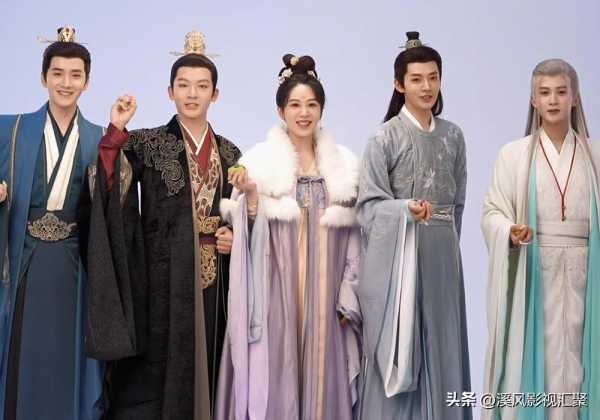 杨紫受大众喜欢的原因!杨紫紫色晚礼服照片