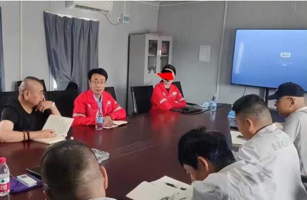 国企领导胡继勇与异性亲密逛街 公司回应