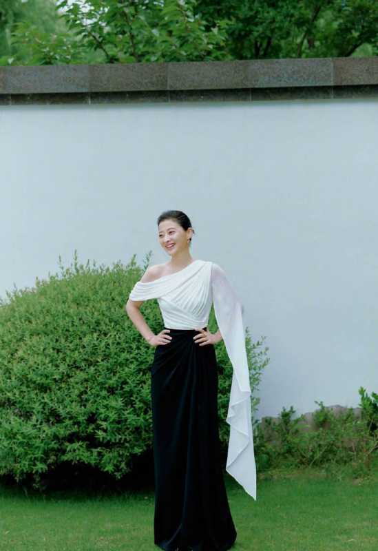 曾黎蓝盈莹礼服勾一起了,曾黎宋佳真空出席红毯