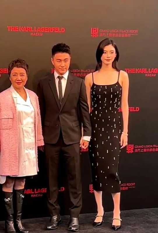 奚梦瑶何猷君牵手出席活动!为什么不办婚礼