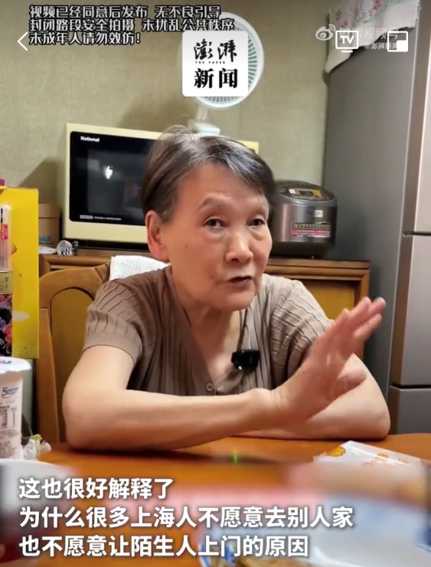 男子上海弄堂蹭饭碰壁引热议