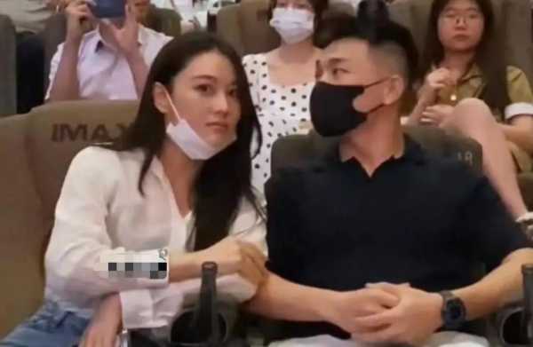 张馨予何捷现身电影院!2023日常甜蜜互动