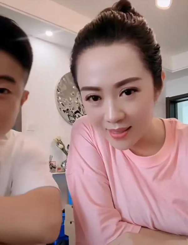 王小利刘能儿子王亮婚后看望母亲温美玲