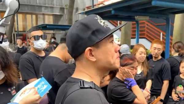 李玟老公及继女现身李玟追悼会