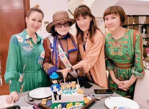 李玟老公及继女现身李玟追悼会