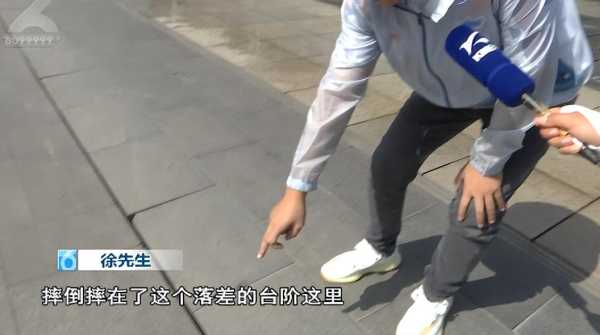 孩子喷泉戏水摔伤 家长质疑商场管理