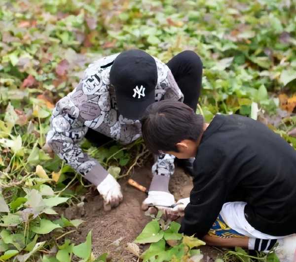 孙俪带儿女新加坡游玩!等等露正脸长得像孙俪