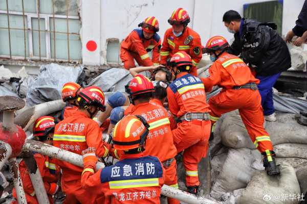 齐齐哈尔34中体育馆坍塌11人死亡