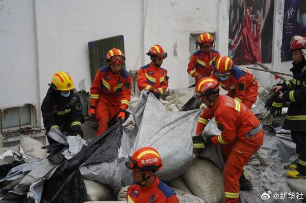 齐齐哈尔34中体育馆坍塌11人死亡