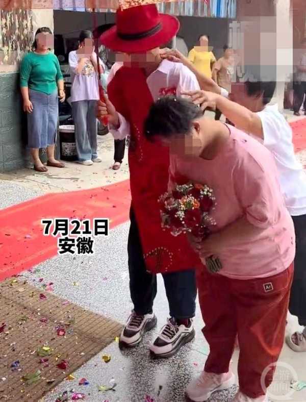 一对男女被按着头拜堂 知情人回应