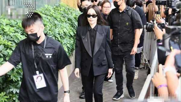 李玟老公及继女现身李玟追悼会
