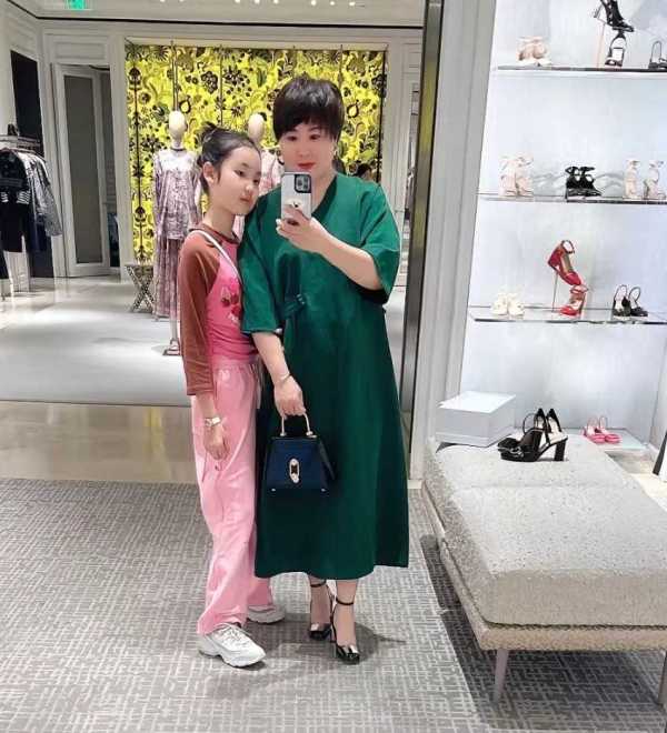 王小利现任妻子是谁?刘能妻子晒全家福