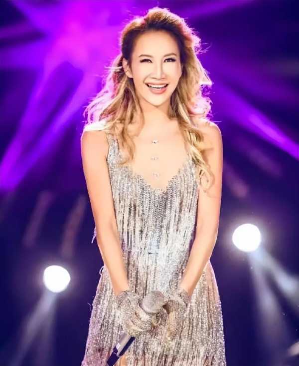 李玟老公及继女现身李玟追悼会